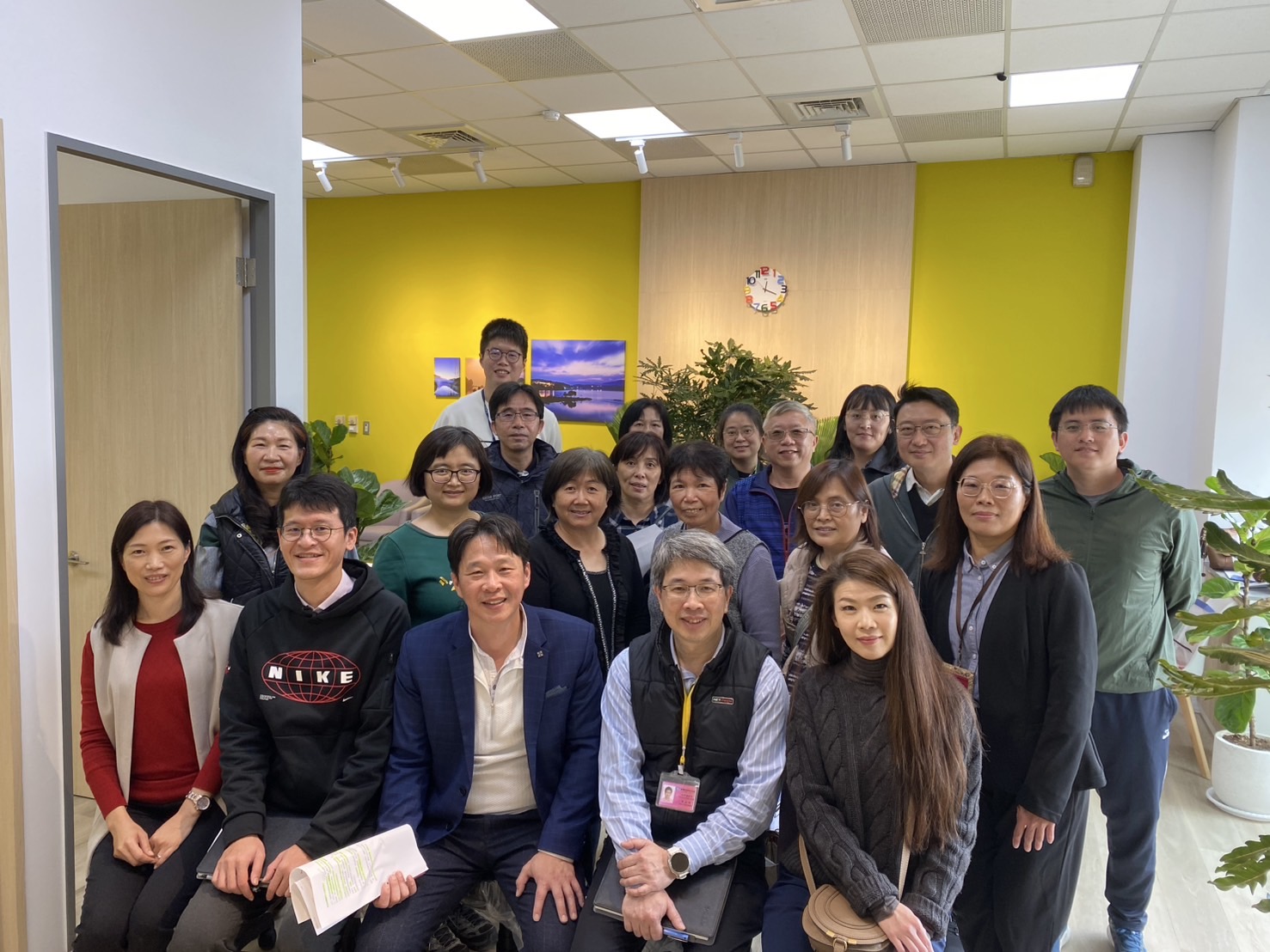 出席的各鄉鎮市調委會代表與南投地院與會庭長、法官合影。